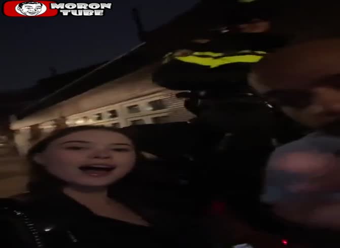 Video :He didn't have time to harass a gorgeous girl because of the mounted policeman